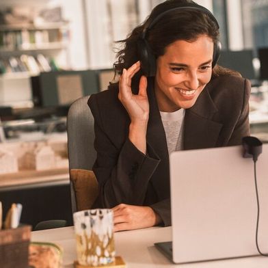 Jabra hat das Evolve3 75 und das Evolve3 85 vorgestellt. Sie kommen ohne Mikrofon-Arm aus und sollen einen hohen Tragekomfort bieten. (Bild: Jabra)