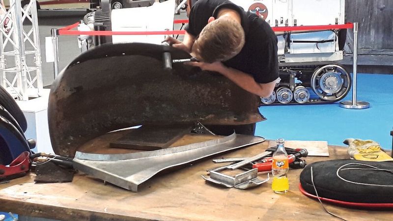 Hier kann man Profis auch mal über die Schulter schauen und die Instandsetzung von Karosserieteilen live verfolgen. (Bild: Dominsky – »kfz-betrieb«)