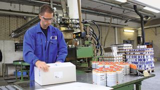 Die Herstellung von Kleb- und Dichtstoffen erfordert die Arbeit mit gefährlichen Ausgangsmaterialien. Wilden-Pumpen helfen mit, die Anlage sicherer für Personal und Umwelt zu machen. (Bild: Wilden)