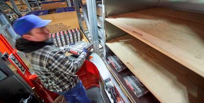 Schwere und sperrige Teile kommissioniert ATP direkt im Hochregallager durch das Ergonomic Picking System (EPS). (Witron)