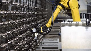 Das zentrale Werkzeugmagazin mit 870 Werkzeugen HSK-A100 ermöglicht die maximale Flexibilität der Gesamtanlage, weil jedes Bauteil in jeder Maschine bearbeitet werden kann. Der Roboter hat zusätzlich einen Rucksack für noch schnelleres Be - und Entladen der Werkzeuge.  (Grob)