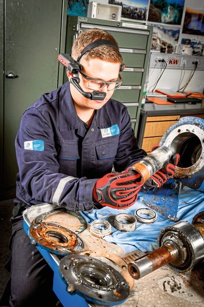 Mit Datenbrille und Helmkamera: Industriedienstleiter Bilfinger machte im Corona-Jahr Instandhaltern vor Ort Expertenwissen digital zugänglich. (Bild: Bilfinger)