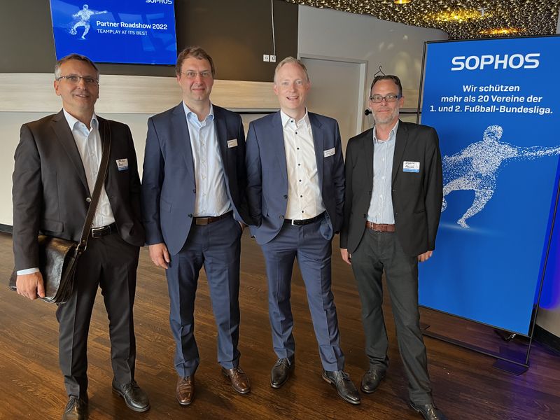 Hazan Ezdi, waveline-mar.Com, Sascha Pfeiffer und Sebastian Fiene, Sophos, und Leopold Pauck, waveline-mar.Com, (v. l.) sind mit der Organisation des Events sehr zufrieden. (IT-BUSINESS)