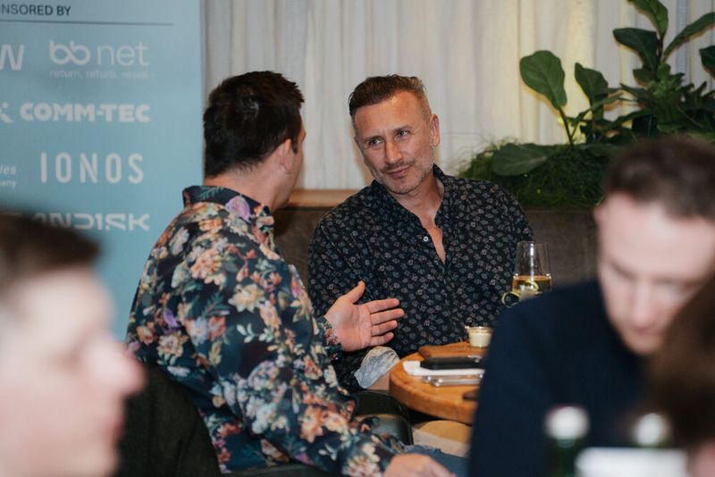 Mike Hommel (Comm-Tec) hörte gut zu, was sein Kollege Markus Henning ihm zu sagen hatte. (Bild: Manuel Emme Fotografie)