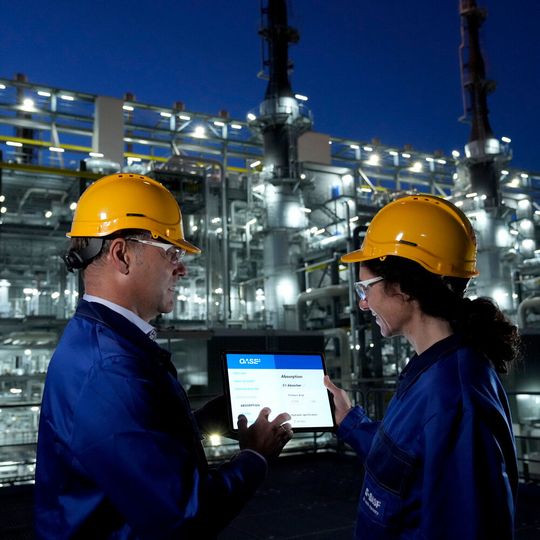 Ein von Linde, Heidelberg Materials und BASF gemeinsam entwickeltes CO2 -Abtrennungsverfahren, das auf der Oase-Blue-Technologie von BASF basiert, wird erstmals in einer großtechnischen CO2 -Abtrennungsanlage eingesetzt.(Bild:  BASF)