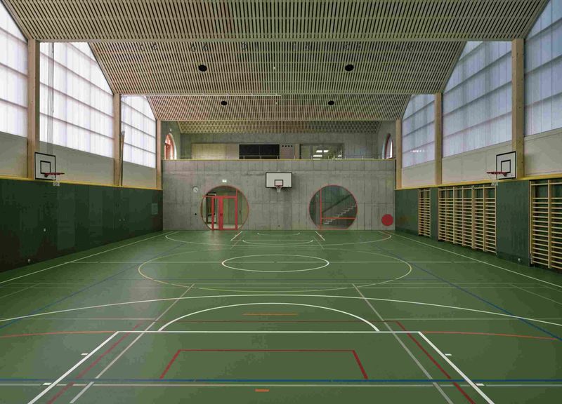 Die Rodeca-Fassade in der Turnhalle erzeugt eine angenehme Lichtatmosphäre. (Bild: Jason Klimatsas)