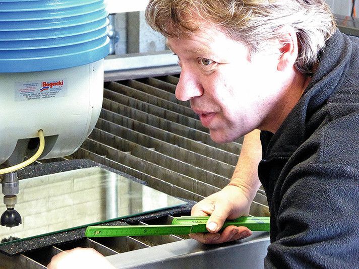 Zum Einrichten der Wasserstrahlmaschine ist erst einmal noch ein Zollstock wichtig. (Bild: Kuhn)