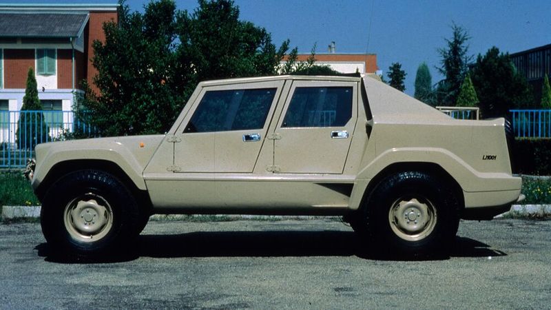 Trotz Scheiterns des Cheetah-Projekts hielt Lamborghini weiterhin an der Idee eines Geländewagens fest. Mit neuem Kapital von Investoren wurde das Cheetah-Konzept zum LM001 weiterentwickelt. Im Gegensatz zum Chrysler-Motor des Cheetah verfügte der LM001-Prototyp über einen 180 PS (134 kW) starken 5,9-Liter-V8-Motor von AMC. Geplant war jedoch, für Serienmodelle den V12-Motor des Countach anzubieten. (Bild: Lamborghini)