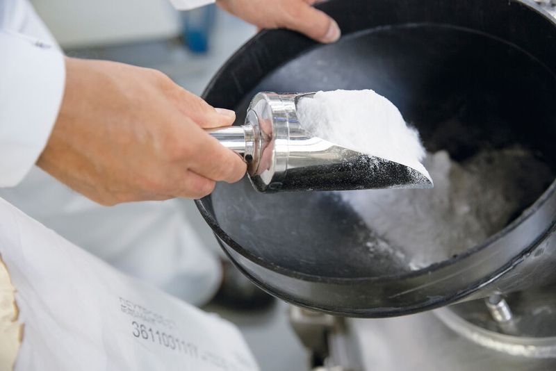 Steffen Dec, Tagschichtmeister im Biotechnikum, füllt Glucose in einen Fermenter. Der Zucker dient den Mikroorganismen im Fermenter als Nahrung. Sie werden für die Produktion von Enzymen kultiviert.  (Bild: BASF SE)