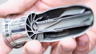 Durch die optimale Innenraumgestaltung spart die neue, 3D-gedruckte Einspritzdüse von GE signifikant Treibstoff.  (GE)