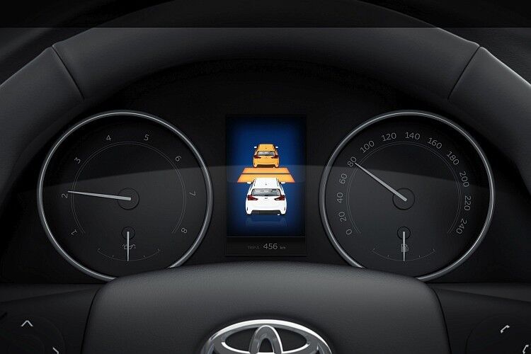 Der Fahrer wird sowohl optisch als auch akustisch auf drohende Gefahren aufmerksam gemacht. (Grafik: Toyota)