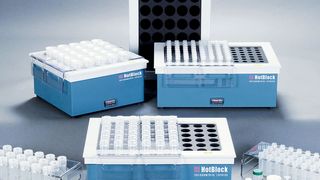 In PTFE-beschichteten Graphitheizblöcken, den „HotBlocks“, werden bis zu 96 Proben in Einweg-Gefäßen gleichzeitig aufgeschlossen.  (Bild: Berghof)