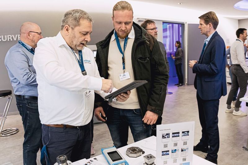 In den Pausen lohnte sich ein Besuch der Ausstellung. (Bild: Stefan Bausewein)