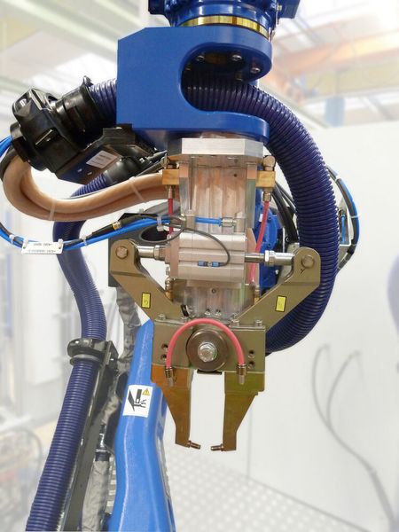 Und so sieht die neue Dalex-Mikroschweißzange an einem Roboterarm aus. (Bild: Dalex)