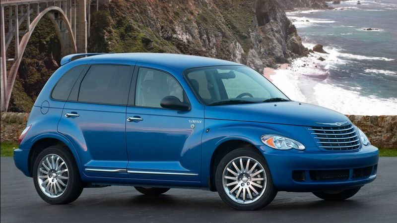 Retro-Flop: Während BMW Mini und Fiat 500 zeigen, wie Retrodesign fuktioniert, blieb der 1999 lancierte Chrysler PT Street Cruiser glücklos. Das Kürzel PT steht für „Personal Transportation“. Der Wagen wurde von Februar 2000 bis zum 9. Juli 2010 im Chrysler-Werk Toluca (Mexiko) gebaut. Zudem wurden die mit Dieselmotoren ausgestatteten Einheiten von Juli 2001 bis Juli 2002 zunächst ausschließlich im österreichischen Eurostar Automobilwerk montiert. (Bild: Chrysler)