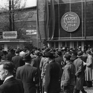 Das Bild zeigt die Eröffnung der dritten Exportmesse. Auf rund 68.000 m² Fläche stellten etwa 2.600 Unternehmen aus. (Bild: )