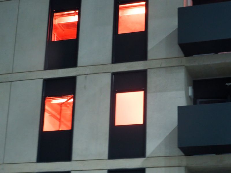 Modernste Simulations- und Steuerungstechnik ergeben eine realistisches Abbild eines Brandes, hier in einem Mehrfamilienhaus. In der Halle befindet sich aber noch eine Baugrube, eine Lagerhalle, ein Hochhaus und ein Einfamilienhaus, an der unterschiedlichste Szenarien eingeübt werden können. (Bild: Mühlenkamp)