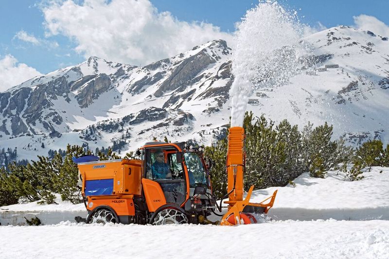 Die von Groschopp mitentwickelten dieselelektrischen Antriebe können in Fahrzeugen wie der Holder C-Reihe zum Einsatz kommen – z. B. im Winterdienst (Bild: Max Holder GmbH)