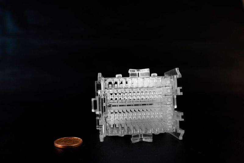 Per SLA sind laut Speedpart solch filigran strukturierte Bauteile additiv herstellbar, die eine Detailauflösung von 20 Mikrometern haben. (Bild: Speedpart)