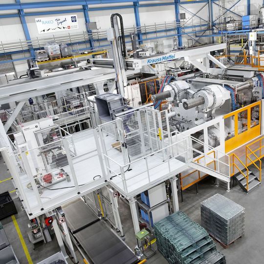 Das ist die größte Spritzgiessmaschine der Schweiz! Die MX 4000-75000 von Krauss-Maffei hat eine gewaltige Schliesskraft von 40.000 Kilonewton, wie die Münchener betonen. Um sie zur Georg Utz AG zu schaffen, waren 22 Lkw notwendig. Das ist die größte Spritzgiessmaschine der Schweiz! Die MX 4000-75000 von Krauss-Maffei hat eine gewaltige Schliesskraft von 40.000 Kilonewton, wie die Münchener betonen. Um sie zur Georg Utz AG zu schaffen, waren 22 Lkw notwendig.