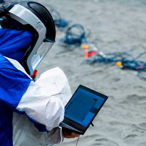 Aufwändige Messungen in der LUNA-Halle: Eine Struktur aus Kabeln an der Oberfläche und im Untergrund bildete ein Netzwerk. Über winzige Veränderungen im Netzwerk können Strukturen im Untergrund erkannt werden. Forschende haben in der LUNA-Halle Messwerkzeuge und Roboter getestet, die Wassereis auf dem Mond finden können.(Bild:  DLR)