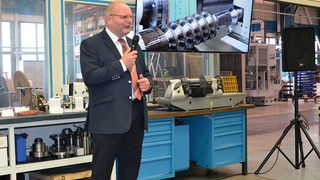 Der geschäftsführende Gesellschafter von Mikromat, Thomas Warnatsch, eröffnet die Vortragsrunde des Kompetenz-Tages. (Bild: Jablonski)