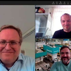 Überbrücken die räumliche Distanz digital: Frauke Finus (Blechnet) im Gespräch mit Jörg Stahlmann (Consenses, links) sowie Sascha Radloff (rechts unten) und Christan Mayer (beide BSH).(Bild:  VCG/Finus)