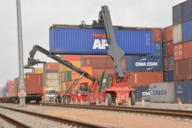 Leer- und Vollcontainer-Reachstacker absolvieren jährlich in den 10 DB IS-Depots über 600.000 Hübe. (Bild: DB Intermodal Services)