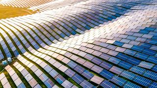 Papier ist geduldig! Deutschland hat sich vor rund drei Jahren auf die Fahnen geschrieben, von chinesischen Produkten (hier Solarmodule) und Rohstoffen unabhängiger werden zu wollen. Eine aktuelle Studie beweist, dass genau das Gegenteil der Fall ist ... (Bild: Chinasol)