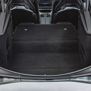 Der Stauraum ist durch das Umlegen der Rücksitzlehnen von 321 auf 675 Liter erweiterbar.(Bild:  Mercedes-Benz AG)