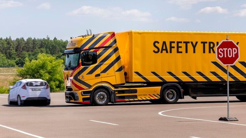 Viel Aufmerksamkeit bekommt die Sicherheitstechnik in den Lkw. (Bild: Daimler Truck)
