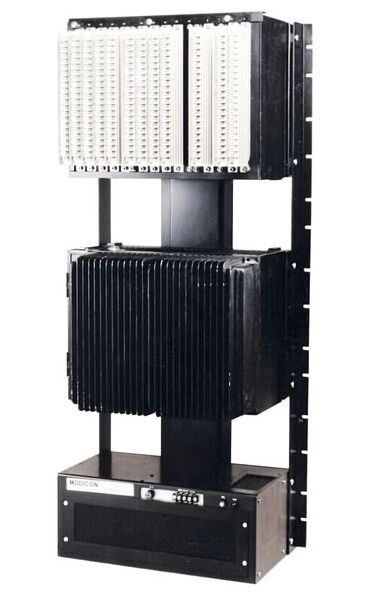 Modicon 084: Sie gilt als die erste kommerziell erfolgreiche speicherprogrammierbare Steuerung (SPS). Das robuste System läutete 1969 den Wechsel von der physischen Relaisverdrahtung zur softwarebasierten Logik ein. (Bild: Schneider Electric)