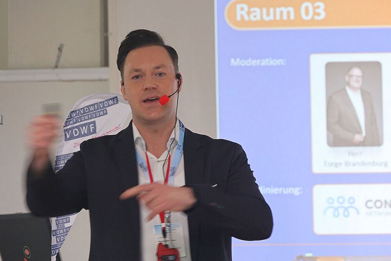 Alexander Hein vom gastgebenden Konstruktionsbüro Hein präsentierte den 