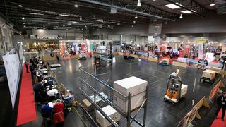 Beim bisher größten Setting des AGV Mesh-Up zur Erprobung der VDA-5050-Schnittstelle beim Test Camp Intralogistics in Dortmund (Ifoy) wurde mit der Version 2.0.0 der neuen Norm gefahren, die den aktuellen Entwicklungsstand abbildet. (Bild: VDMA)