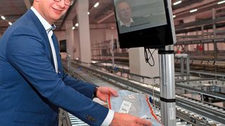 Das erste Paket wird von Dr. David Frink, für den Bereich Logistik zuständiger Vorstand der Gerry Weber International AG, persönlich gepackt und auf den Weg gebracht. (Bild: Gerry Weber)