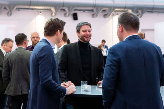 Händler nutzen die Veranstaltung natürlich zum Netzwerken, wie hier Frank Eisele vom Autohaus Rhein (BMW, Mini) in Würzburg.