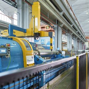 Roll grinder from Pomini Tenova equipped with state-of-the-art CNC and automation technology from Siemens based on Sinumerik One.(Source:  Siemens)