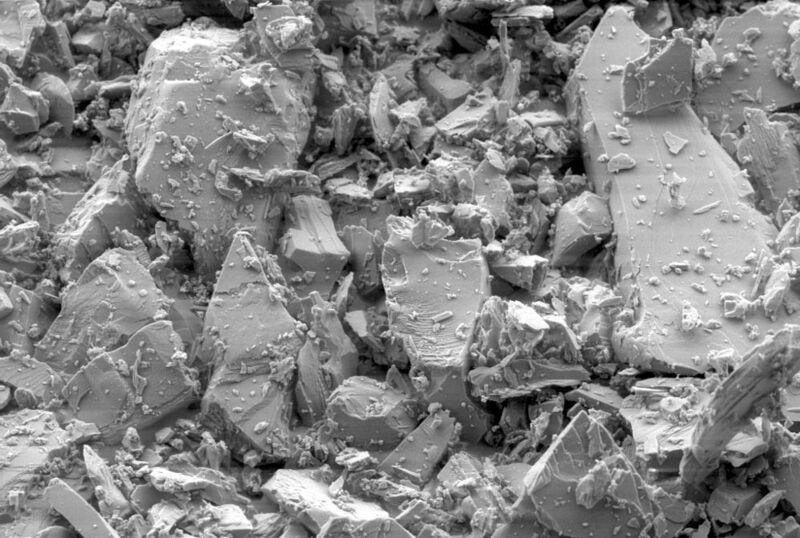 Rasterelektronenmikroskop-Aufnahme der Mikrostruktur des Feldspat-Minerals Albit vor der Kompression. Die Bildweite beträgt ungefähr 0,036 Millimeter. (Stony Brook University, Lars Ehm)