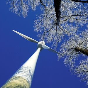 Volle Windkraft voraus: Die J. Schmalz GmbH betreibt zwei Windkraftanlagen mit insgesamt 2100 kW Leistung.