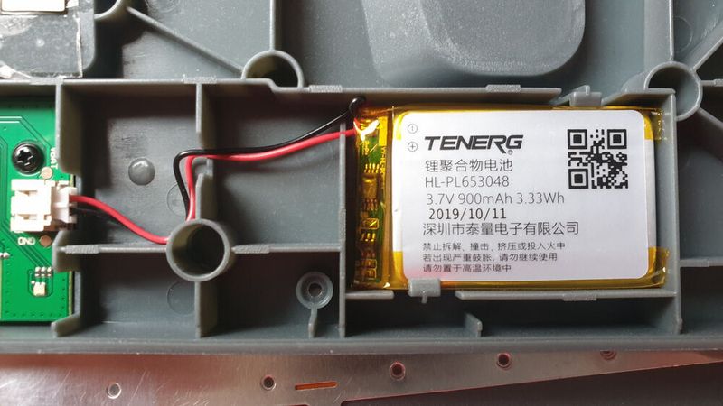 Der 900-mAh-Akku kann nach dem Aufschrauben der Tastatur leicht ausgetauscht werden. (Prestigio)