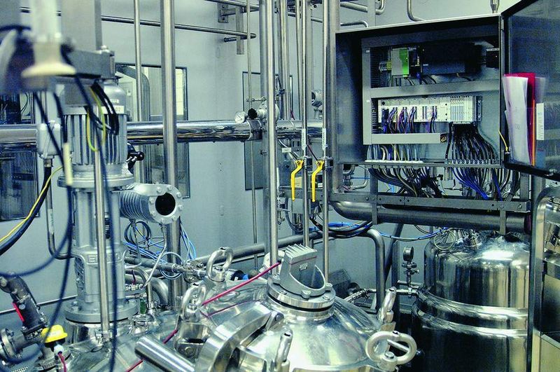 In 2007, Bayer HealthCare produced more than 18 million infusion and injection bottles containing anti-infectives and other parenterals at its Leverkusen site. The production systems are distributed over several floors. Valve terminals control the membrane valves. (Archiv: Vogel Business Media)
