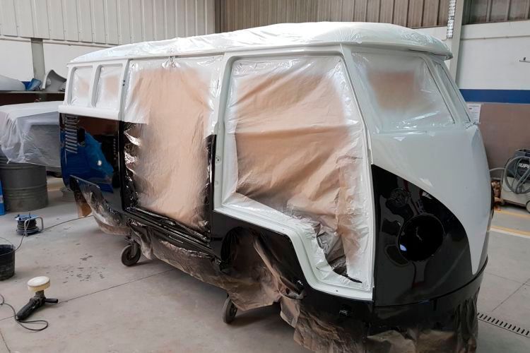 Besonders beliebt sind Zweifarbenlackierungen. Sie gab es seinerzeit bereits ab Werk.  (Autohaus Vögler)