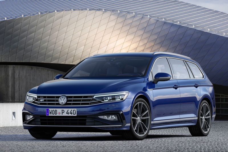 Vorn sind die LED-Scheinwerfer und der etwas höhere Grill neu, ... (VW)