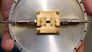 Am Walther-Meissner-Institut (WMI) entwickelter Quantenschaltkreis, mit dem verschränkte Mikrowellen-Zustände erzeugt werden können. (Bild: Bild: Andreas Battenberg / TUM)