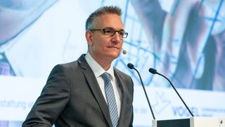 Wachstum ist im Automobilhandel ein wesentlicher Trend, aber nicht der Heilsbringer. »kfz-betrieb«-Chefredakteur Wolfgang Michel fordert vielmehr: „Es braucht Menschen, die ausgetretene Pfade verlassen.“  (Bild: Stefan Bausewein)