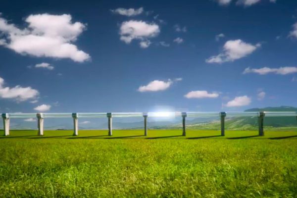 NAch Hyperloop One soll das Transportsystem Hyperloop, das Passagiere in Kapseln mit Schallgeschwindigkeit durch Röhren befördert, bis zum Jahr 2021 ausgereift sein. (SpaceX)