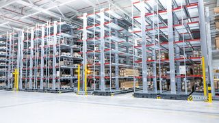 Die Schwerlast-Verschieberegale ESZ konnten die Hallenkapazität bei einer Regalhöhe von 9 Metern um mehr als 90 Prozent erhöhen. (Bild: KNUD DOBBERKE)
