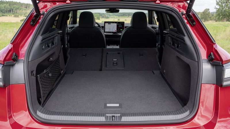 Im Bedarfsfall lassen sich auch große Mengen an Gepäck hier einladen. (Bild: VW)