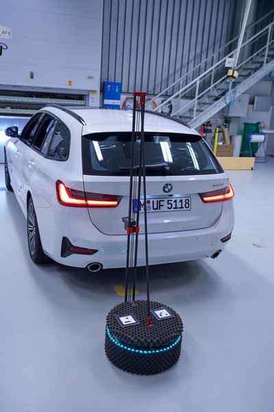 DEr Messroboter umrundet in Schrittgeschwindigkeit eigenständig immer wieder das zu prüfende Fahrzeug in einem vorher defi­nierten Raster und ermittelt die Feldstärken für jeden ge­wünschten Messpunkt.  (Bild: BMW)