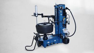 Der italienische Werkstattausrüster Ravaglioli hat mit der G1250.30 eine neue Montiermaschine im Programm.  (Bild: Ravaglioli)